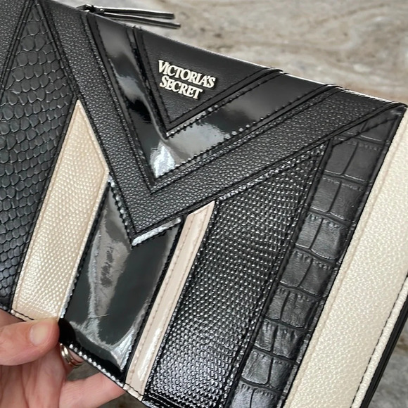 Victorias Secret Python Stripe Black White Crossbody Clutch Purse Chain - Picture 5 of 16